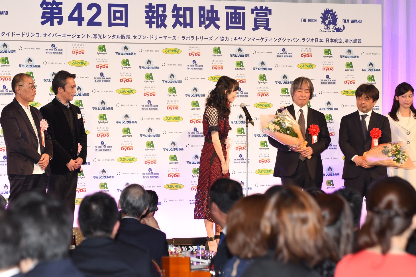 第42回報知映画賞表彰式の様子。