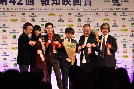 左から高橋和也、木下あかり、菅田将暉、岸善幸、でんでん、スターサンズ代表取締役の河村光庸。