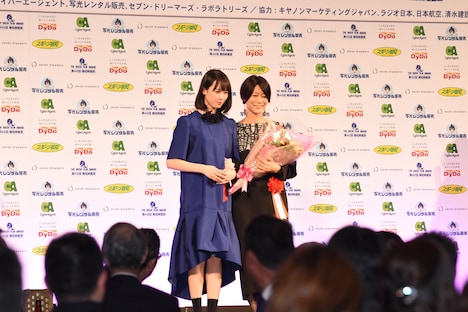 三島有紀子（右）と南沙良（左）。