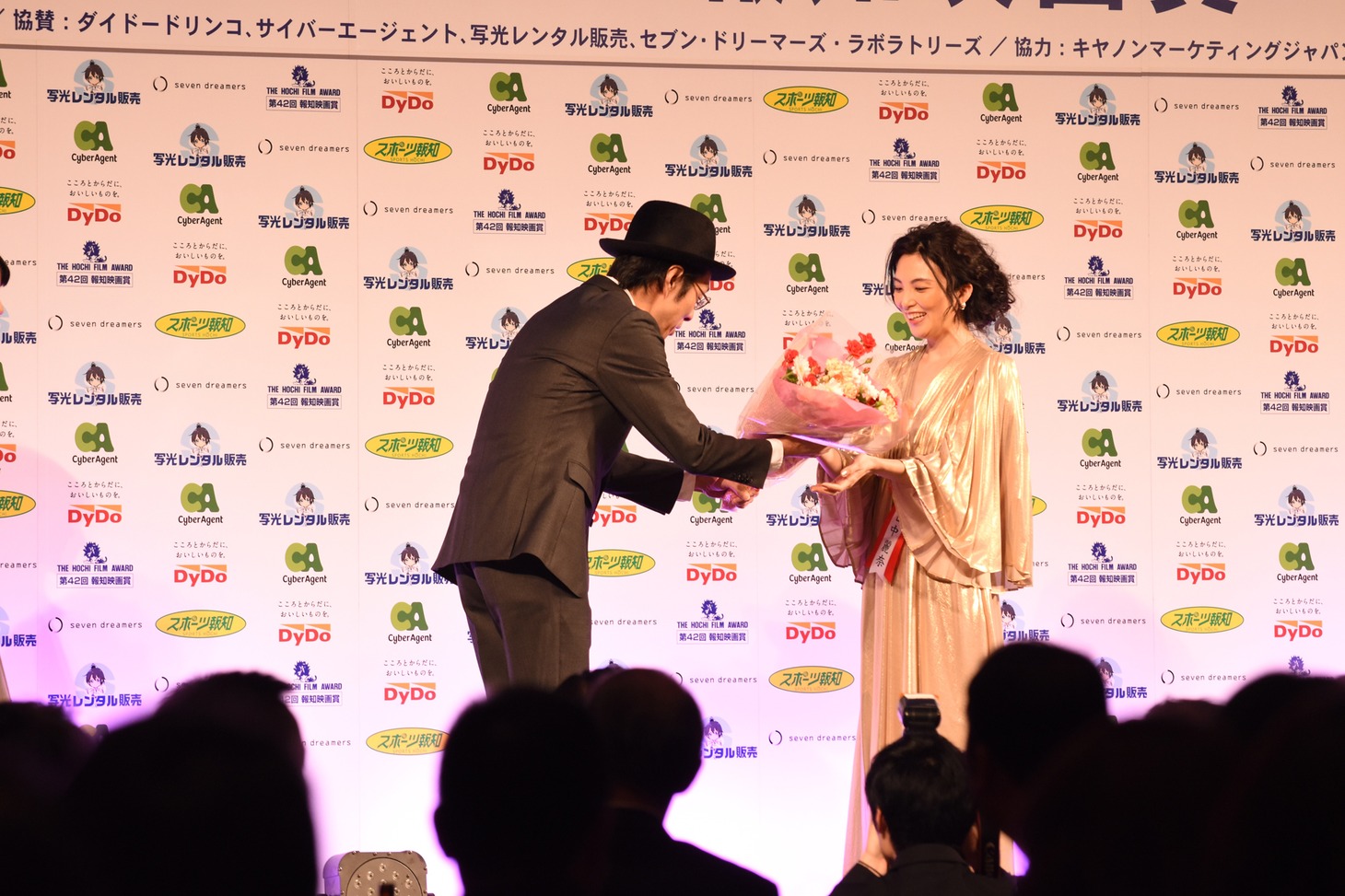 左から宮藤官九郎、田中麗奈