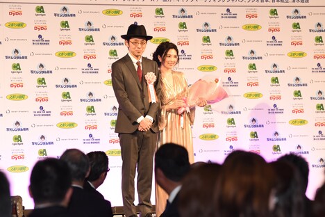 田中麗奈（右）と宮藤官九郎（左）。