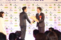 左から平岳大、役所広司。