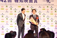 役所広司（右）と平岳大（左）。