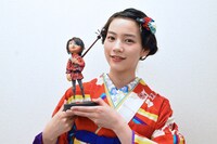 クボ人形を手に取るのん。