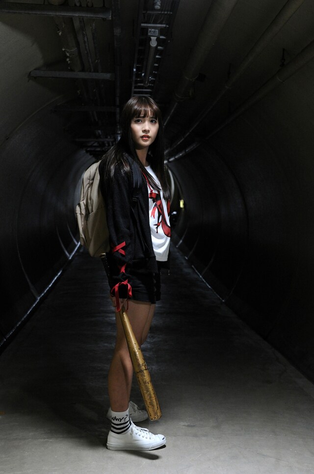 神谷ミクを演じる浅川梨奈。