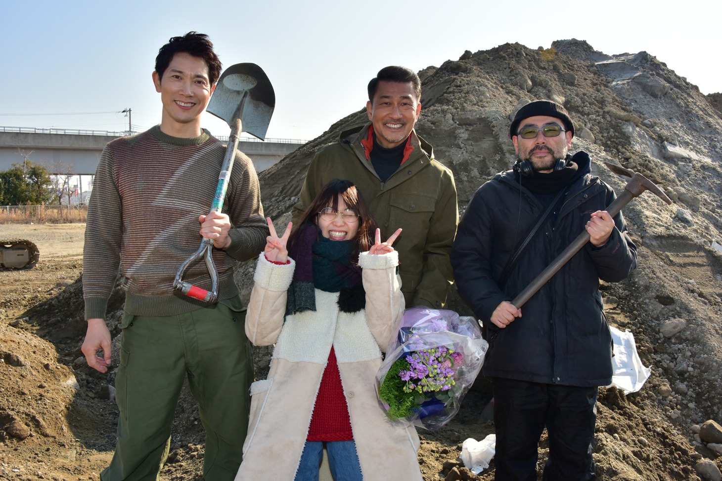 オールアップを迎えた中井貴一（中央奥）を囲む佐々木蔵之介（左）、森川葵（中央手前）、武正晴（右）。