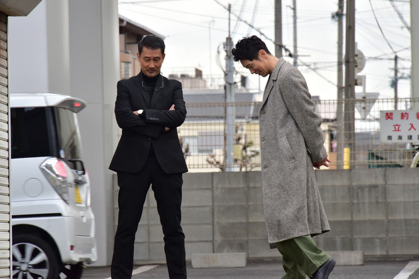 談笑する中井貴一（左）と佐々木蔵之介（右）。