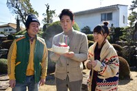 佐々木蔵之介（中央）の誕生日を祝う前野朋哉（左）と森川葵（右）。