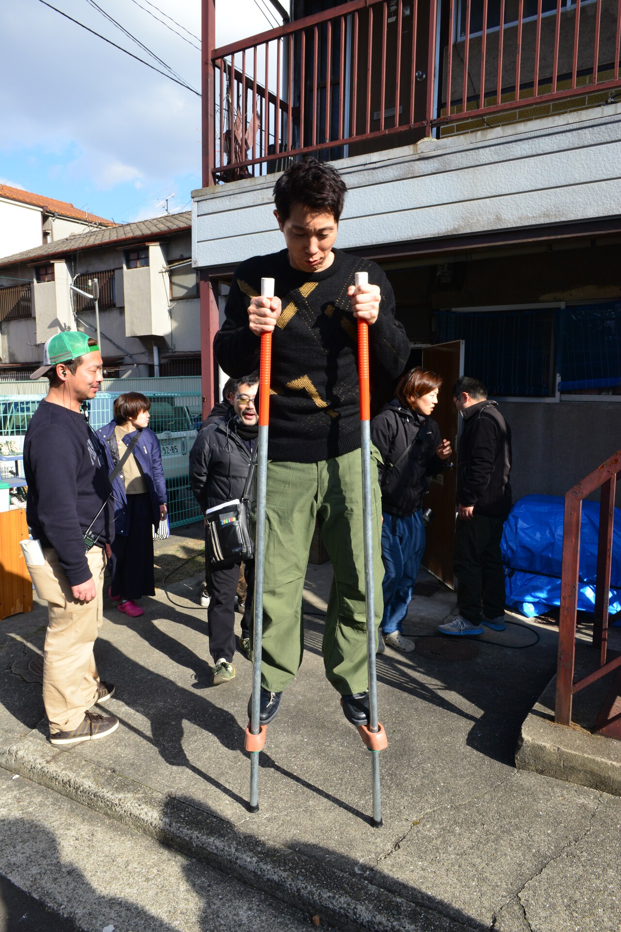 佐々木蔵之介が竹馬に挑戦、中井貴一とのW主演作「嘘八百」メイキング写真