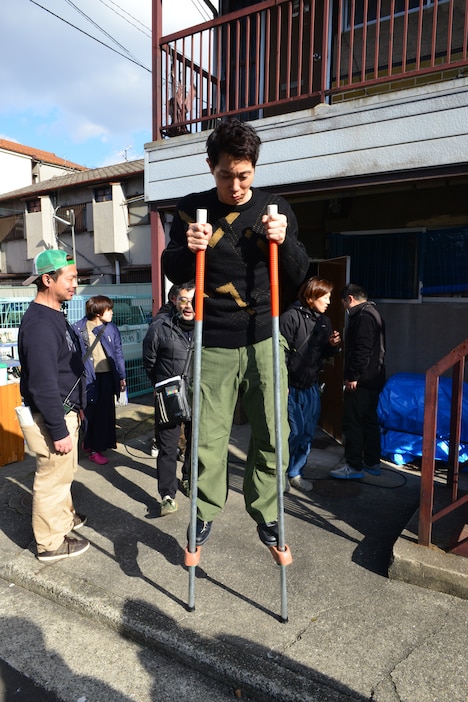 竹馬に挑戦する佐々木蔵之介。