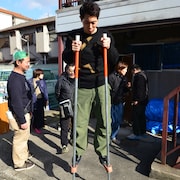 佐々木蔵之介が竹馬に挑戦、中井貴一とのW主演作「嘘八百」メイキング写真