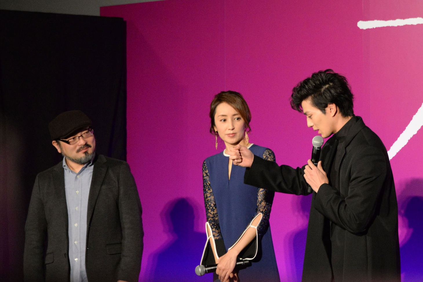 ホットミルクのコップを持つジェスチャーをしながら話す新田真剣佑（右）。