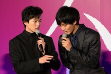 新田真剣佑（左）の指にできた水ぶくれを見せてもらう松坂桃李（右）。