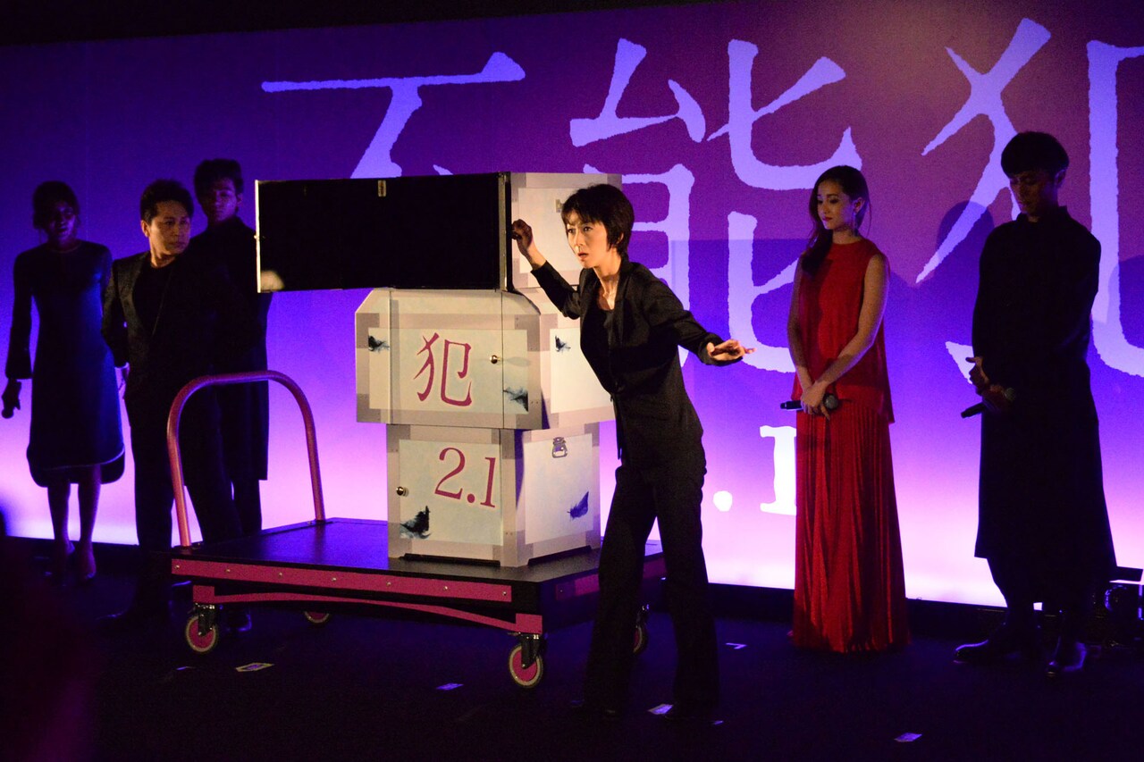 松坂桃李が“立証不可能”な演出で登場する様子。