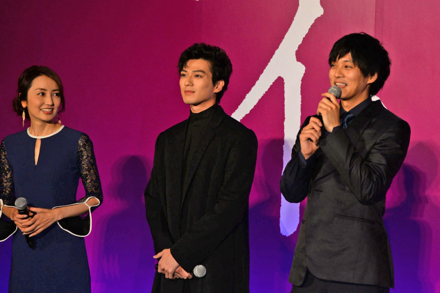 左から矢田亜希子、新田真剣佑、松坂桃李。