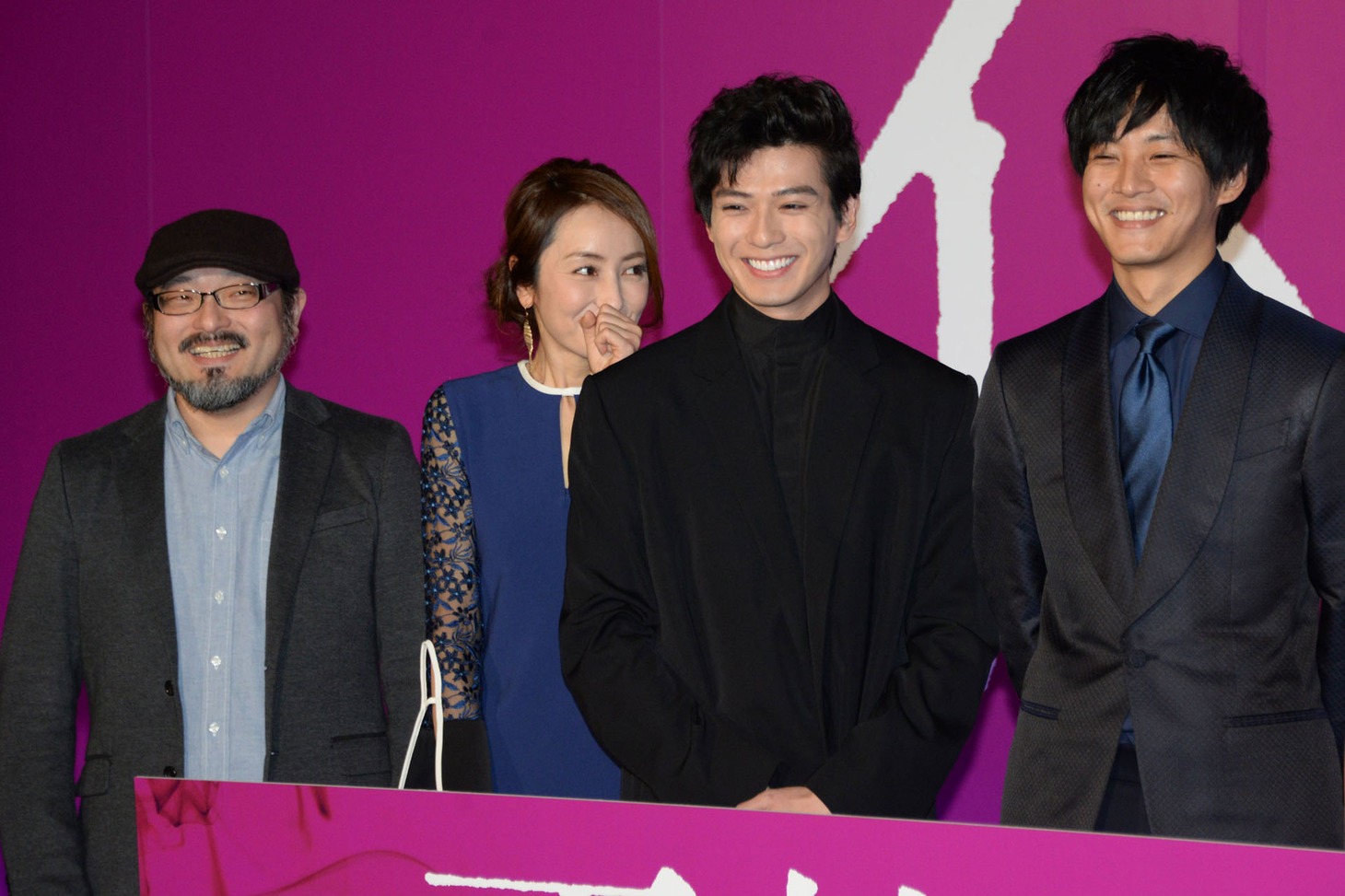 左から白石晃士、矢田亜希子、新田真剣佑、松坂桃李。