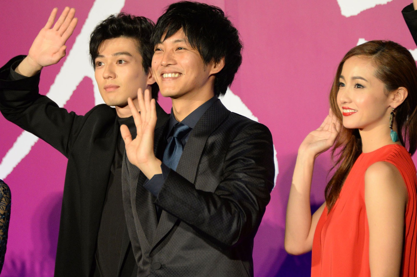 左から新田真剣佑、松坂桃李、沢尻エリカ。