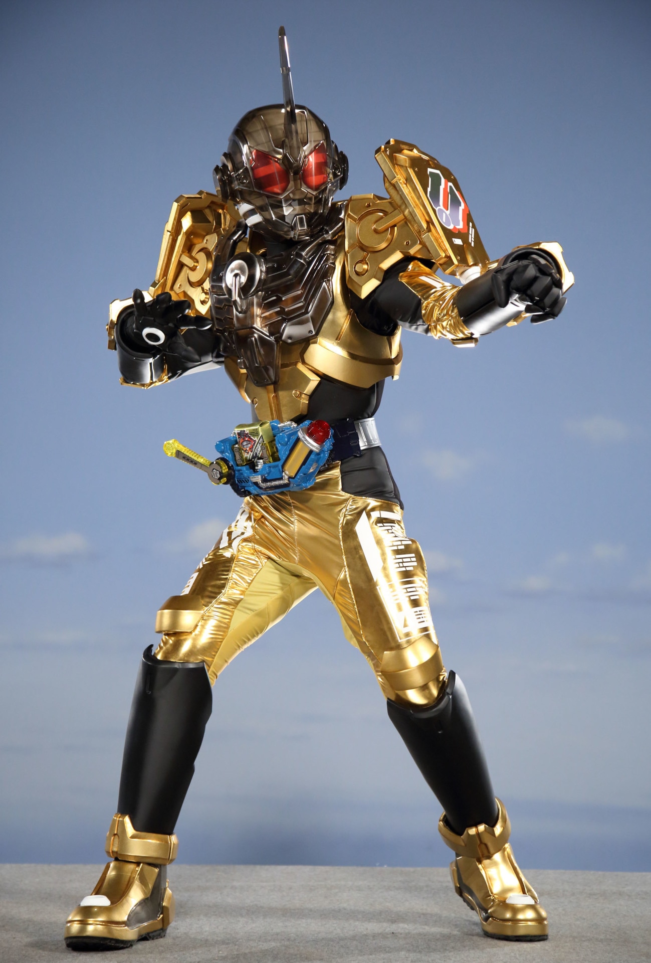 「仮面ライダービルド」より、仮面ライダーグリス。(c)2017 石森プロ・テレビ朝日・ADK・東映