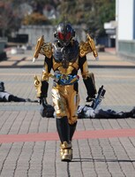 「仮面ライダービルド」より、仮面ライダーグリス。(c)2017 石森プロ・テレビ朝日・ADK・東映