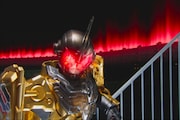 「仮面ライダー平成ジェネレーションズFINAL ビルド&エグゼイドwithレジェンドライダー」より、仮面ライダーグリス。(c)2017 「ビルド&エグゼイド」製作委員会 (c)石森プロ・テレビ朝日・ADK・東映