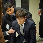 イ・ビョンホンが床に手を突き謝罪…「エターナル」新写真6枚、公開日も決定