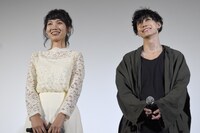 左から山崎丹奈、玉城裕規。