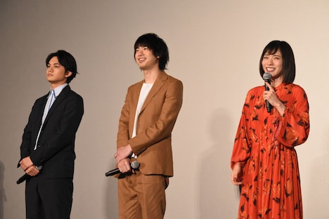 左から北村匠海、渡辺大知、松岡茉優。