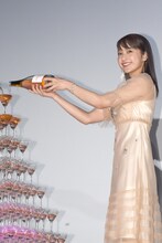 「未成年だけどコドモじゃない」の公開を記念して用意されたシャンパンタワーに、いちごサイダーを注ぐ平祐奈。