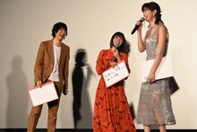 石橋杏奈（右）のフリップをこっそり見て爆笑する松岡茉優（中央）。