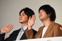 左から北村匠海、渡辺大知。