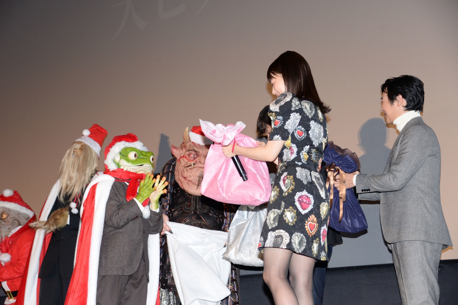 魔物たちからプレゼントをもらう高畑充希（手前）。