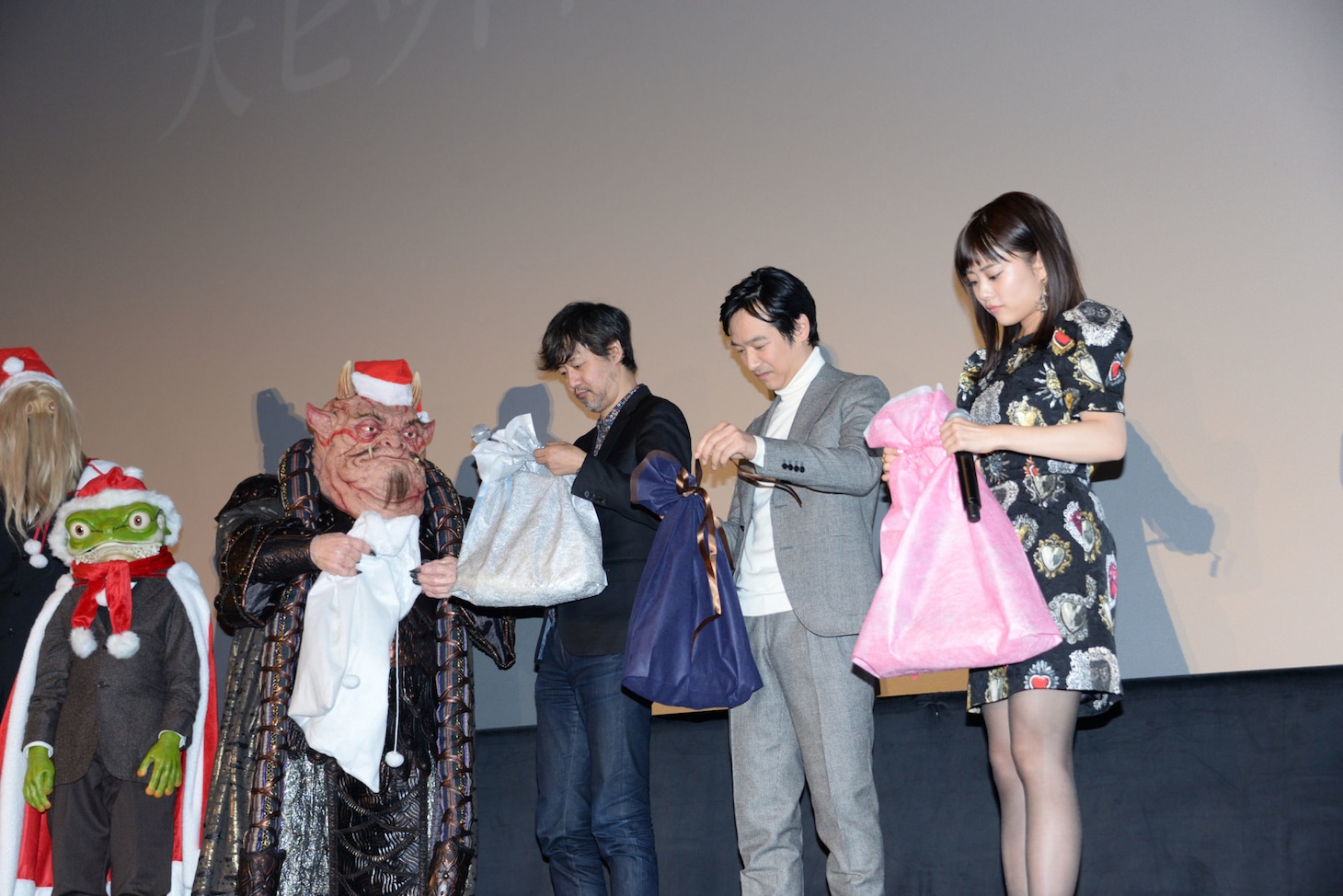 プレゼントを開封する登壇者たち。