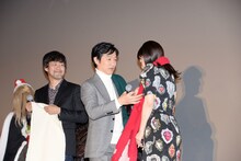 高畑充希（右）にマフラーを巻く堺雅人（中央）。