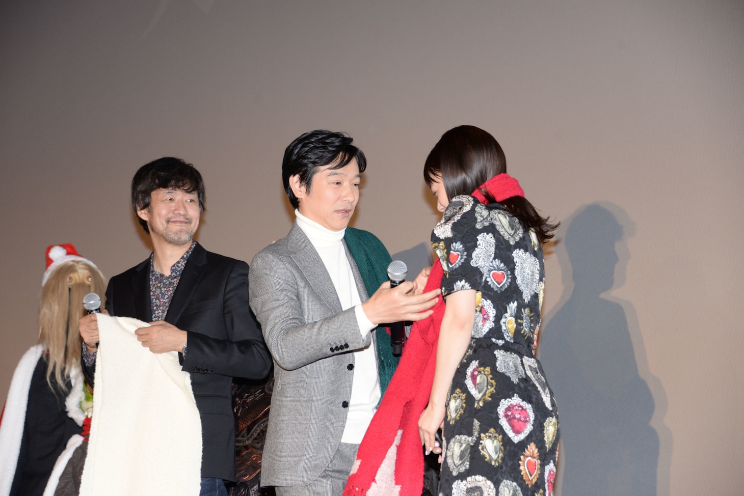 高畑充希（右）にマフラーを巻く堺雅人（中央）。