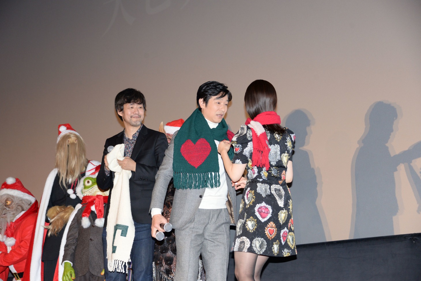 堺雅人（中央）にマフラーを巻く高畑充希（右）。