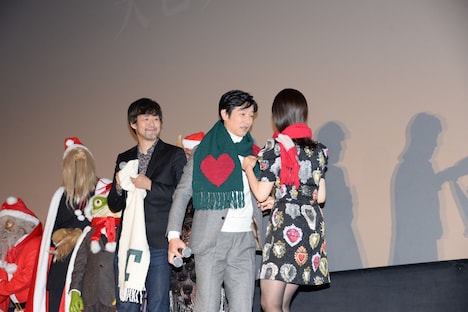 堺雅人（中央）にマフラーを巻く高畑充希（右）。