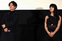 左から佐藤健、土屋太鳳。