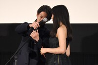 土屋太鳳（右）が使用するマイクを調節する佐藤健（左）。