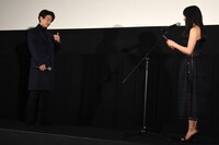 佐藤健（左）に手紙を読む土屋太鳳（右）。