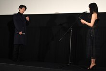 佐藤健（左）に手紙を読む土屋太鳳（右）。