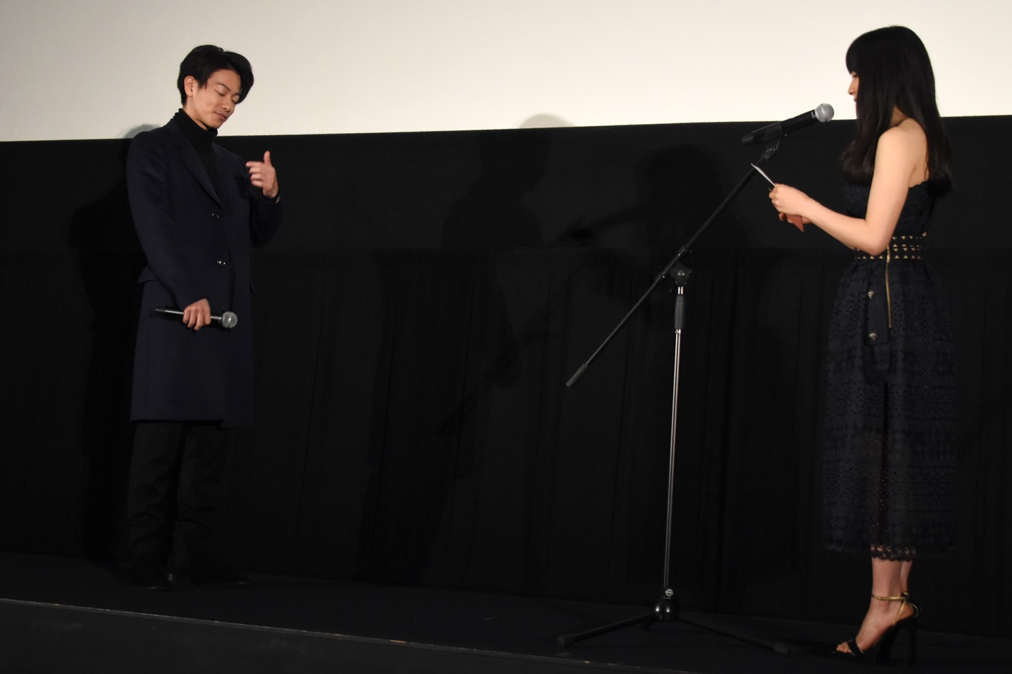 佐藤健（左）に手紙を読む土屋太鳳（右）。
