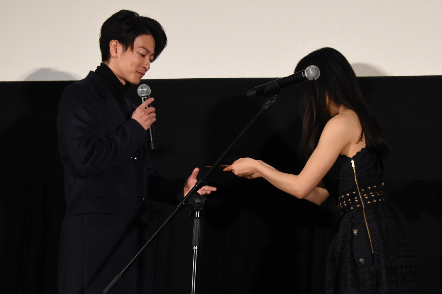 佐藤健（左）に手紙を渡す土屋太鳳（右）。