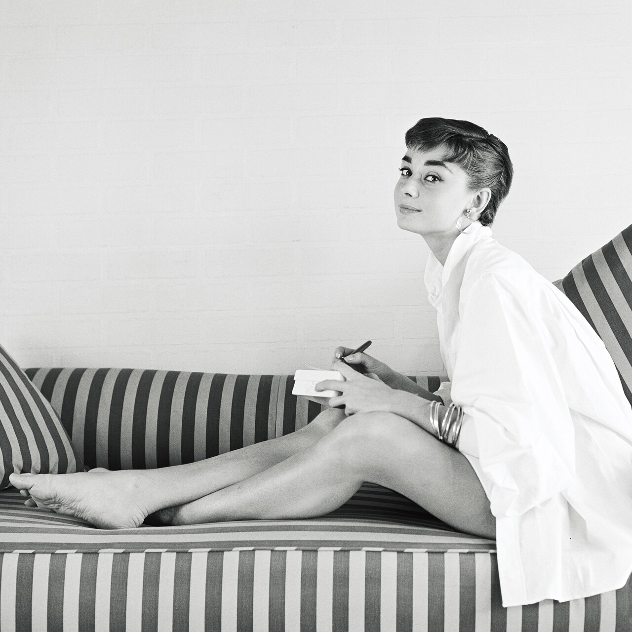 オードリー・ヘプバーンの写真展開催、グッズ販売も実施