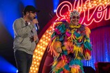 「キングスマン:ゴールデン・サークル」メイキング写真。左からマシュー・ヴォーン、エルトン・ジョン。