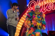 「キングスマン:ゴールデン・サークル」メイキング写真。左からマシュー・ヴォーン、エルトン・ジョン。
