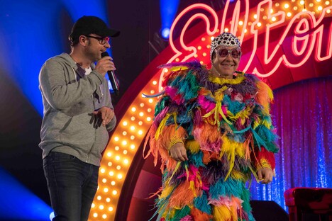 「キングスマン:ゴールデン・サークル」メイキング写真。左からマシュー・ヴォーン、エルトン・ジョン。