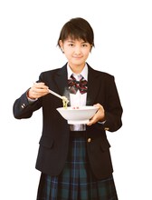 「ラーメン食いてぇ！」より、茉莉絵の親友・コジマを演じる葵わかな。
