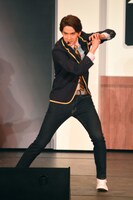 仮面ライダーパラドクスの変身を披露する甲斐翔真。