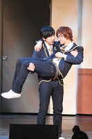 即興の芝居パートにて。正木郁をお姫様抱っこする石賀和輝。