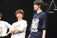 左から吉沢亮、神木隆之介。